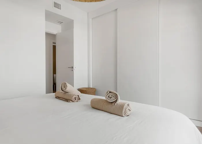 Modern Penthouse - Near & Oldtown * 埃斯特波纳